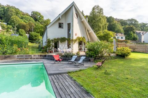 Magnificent architect house in excellent condition built in 1998 on three levels, with a surface of 218m ² living space and 290m ² on the ground and overlooking a beautiful SOUTH facing plot of about 1900m ² with a heated outdoor swimming pool and se...