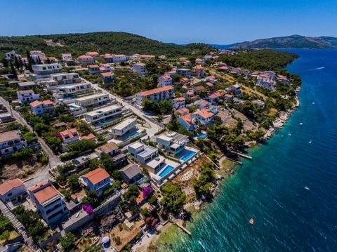 Parmi les huit nouvelles villas modernes de la communauté en bord de mer sur Ciovo avec une vue magnifique sur la mer, Trogir et Seget ! C'est l'une des villas au sommet de la colline avec le meilleur panorama sur un environnement pittoresque ! La su...