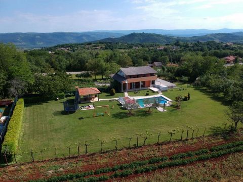 Прекрасная вилла с бассейном в селе Каройба в Мотовунской долине! Общая площадь виллы 250 кв.м. Земельный участок 3500 кв.м. Красивый район в 7 км от моря. Нижний уровень представляет собой помещение площадью 90 кв.м. которая может быть превращена в ...