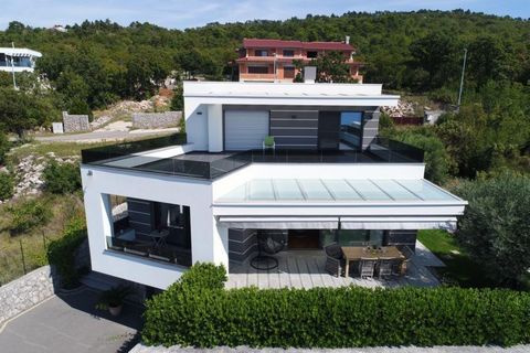 ADRIONIKA est heureux de vous présenter une villa moderne de luxe à Glavani, Kostrena avec une vue imprenable sur la mer! La superficie totale de cette villa de luxe est de 313 m². Le terrain est de 561 m². Nous entrons par un parking spacieux ou pou...