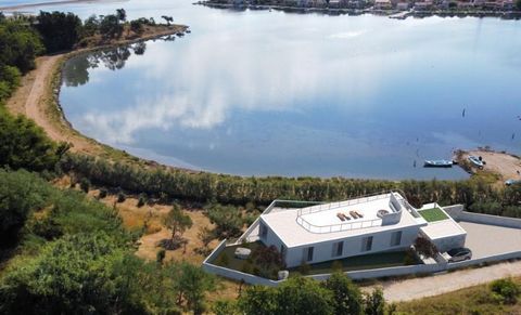 Einzigartige hochmoderne Villa am Meer in der Gegend von Zadar in Nin! Sein zeitgenössisches Aussehen erinnert an eine Karavella auf den Meereswellen, ein neues Argo-Schiff. Dies ist ein Gebiet mit Sandstränden, die für Kroatien selten sind, und mit ...