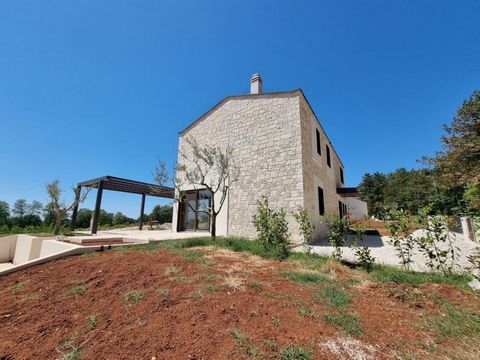 Vous voudriez avoir une villa neuve et flambant neuve mais vous n'aimez pas les villas carrées modernes ? Vous voulez quelque chose d'aspect traditionnel et pourtant original ? Ensuite, vous devriez visiter la région de Baderna à Porec où nous propos...