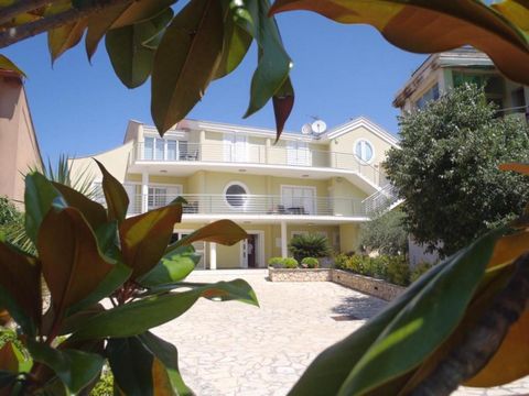 Ein wunderschönes Aparthotel in außergewöhnlicher Lage, erste Reihe zum Meer in einem ruhigen Teil der Stadt Zadar. Es liegt an der Promenade am Meer und blickt auf die Halbinsel der Altstadt von Zadar. Restaurants und Bars befinden sich 200 m von de...