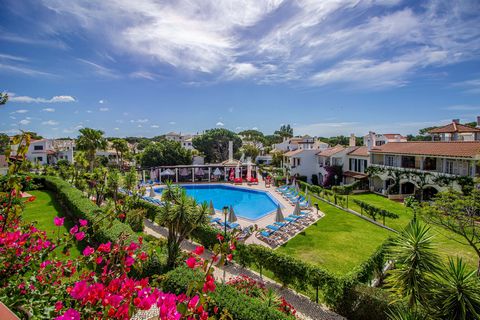 Located in Loulé. Available from October 2023 to April 2024 1st floor with private balcony and a large roof terrace with pool and garden view, equipped with loungers, table and chairs, ideal to enjoy the sunny days and warm nights. Access to the pool...