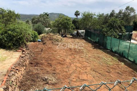 Identificação do imóvel: ZMPT565442 Located in the heart of the stunning village of Benafim, this 324m² plot of land offers an exceptional opportunity to build the home of your dreams. With a project already approved for a spacious villa, this land o...