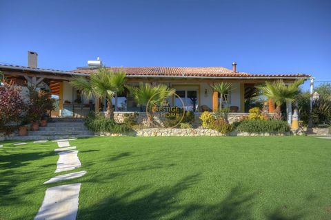Villa Prestige for Home befindet sich in Harmonie mit der Natur in einer sehr ruhigen ländlichen Gegend und verfügt über alle Annehmlichkeiten, die Paderne - Albufeira zu bieten hat. Villa Prestige for Home ist eine typische Algarve-Villa mit private...