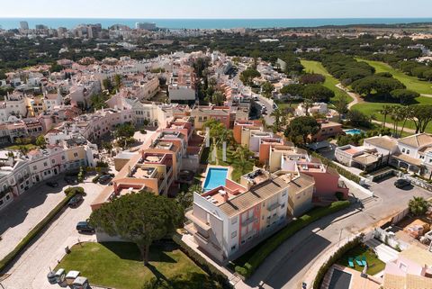 Located in Loulé. Discover this T1 Penthouse apartment, located in the Prestige condominium in Vilamoura. With a privileged location, it is close to all central services and is just 2KM from Falésia Beach. The apartment consists of a bright living ro...