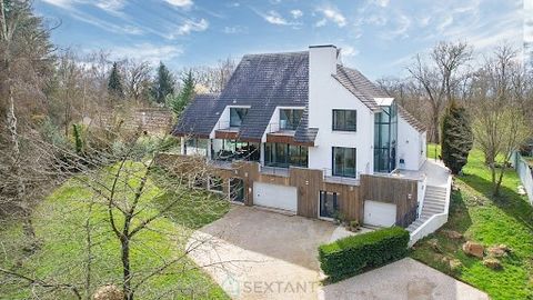 Exclusive! Here is an architect-designed villa located in a small, quiet town near BARBIZON and FONTAINEBLEAU. What if luxury was space?! In a few figures: an area of approximately 500 m2 (600 m² of useful space); a 38 m² hall; a double living room/l...