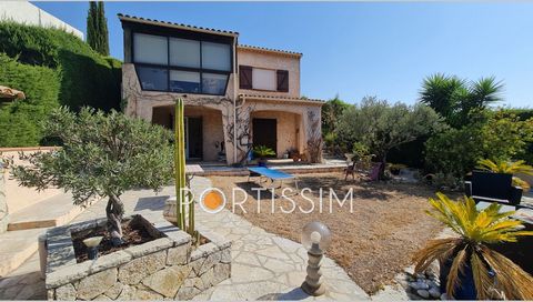 Saint Laurent du Var, 4-room villa of 156 m² ideally located 5 minutes from the city center while being set back and quiet. In a green setting, come and discover this house which is composed as follows: On the ground floor of a double living room of ...