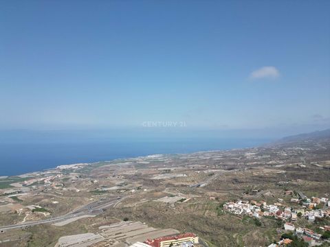 INVEST IN PARADISE: SPECTACULAR 86,000 M2 LAND PLOT WITH SEA AND GOLF VIEWS IN TENERIFE Discover an exceptional investment opportunity with this magnificent 86,000 m2 residential plot, strategically located in Tejina de Isora. This land boasts unpara...