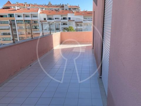 Excellent 3 bedroom Penthouse in Guia, located close to the sea. The apartment has a spacious living room with fireplace, a fully equipped kitchen, a suite, two bedrooms with shared bathroom, a large balcony and a storage room. Equipped with air cond...
