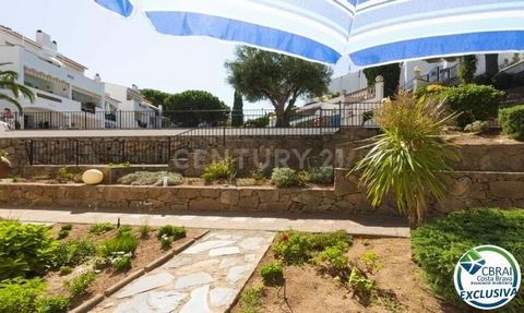 Cozy apartment in the Puig Rom area in Roses. It is located in a residential complex with a communal pool and garden: Els Jardins II. It consists of an open kitchen that opens to the living room with access to the terrace. Terrace with barbecue and v...