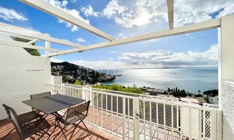 This charming two-storey semi-detached fishing house is a gem located in an exceptional location in Roses, just 8 minutes walk from Canyelles Petites beach. With its unique design and modern amenities, this property offers an unrivalled coastal exper...