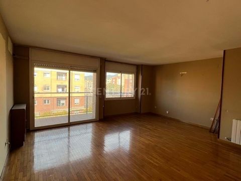 Spacious apartment located in the Can Llobera area of Sant Feliu de Llobregat, next to the Parc del Llobregat, and only 10 minutes from the Renfe station. It has a total of 109 m² distributed in a bright living-dining room with access to a balcony, a...