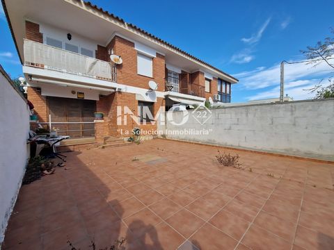 Ground floor apartment with private terraces in the area of La Llosa in Cambrils. The 55m2 apartment is distributed between two double bedrooms with built-in wardrobe, bathroom, independent equipped kitchen and living-dining room with access to a lar...