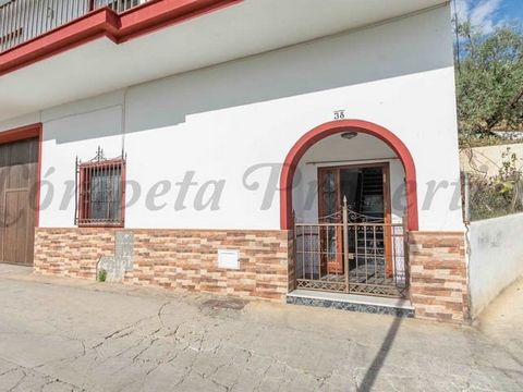This family home is up for long-term rental in Corumbela. Positioned on a convenient street of the village with free parking nearby. Internally, the property offers two levels. Upon entering the ground floor, a small entrance hall leads into the livi...