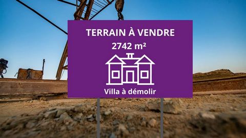 Villa à démolir sur un terrain de 2742m²,située dans le plus beau quartier de Rabat ,dans une une belle rue ,calme et sécurisée.