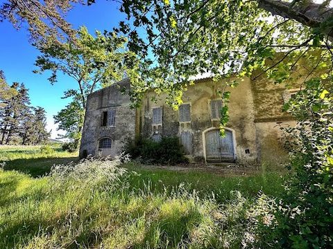 Ruined castle to renovate of the sixteenth century of about 1200m2. It consists on the ground floor of large reception rooms, living room, dining room, kitchen and upstairs of 11 bedrooms with shower room. Outbuildings complete the property such as b...