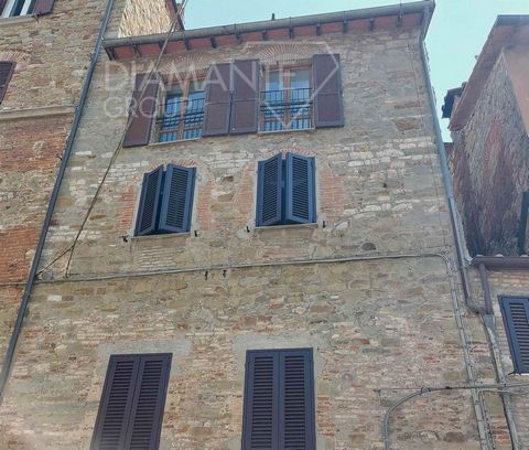 PASSIGNANO SUL TRASIMENO (PG); Within the walls of the historic centre, a few steps from Lake Trasimeno, first floor flat of 80 sqm comprising: - Entrance, living room, kitchen, two double bedrooms and bathroom with shower. Possibility of purchasing ...