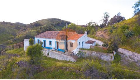 This single-storey house in charming Cortelha is located in the picturesque parish of Azinhal. A unique opportunity to create the refuge of your dreams. With a gross private area of 109m2 and a total implantation of 170m2, this residence offers gener...