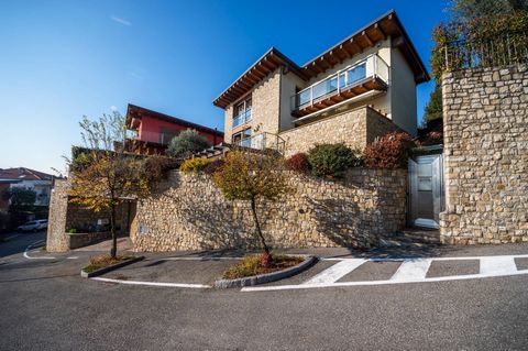 Nembro - hilly area, we offer for sale a modern and elegant villa on four levels. The property was built on a slope, so all the floors are above ground or partially; on the ground floor we find a garage for 4/6 cars, the cellar, the laundry room as w...
