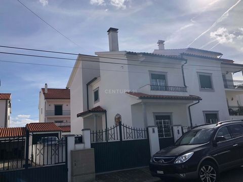 Moradia unifamiliar T5 em Castelo Branco Moradia unifamiliar T5, localizada em zona urbana, mais concretamente na quinta das Fontaínhas. Zona urbana tranquila, na periferia da cidade, a 5 minutos do centro da cidade. Moradia composta por 2 pisos, em ...