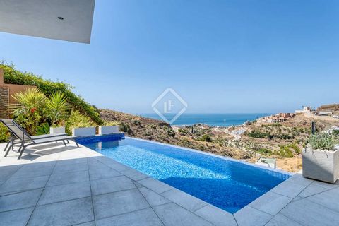 This modern luxury villa enjoys impressive light due to its nice exposition, and its huge windows that surround it. We enter the villa on the upper floor, in a large corridor that leads to 3 bedrooms and two bathrooms. We highlight the master bed-roo...