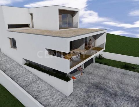 Area of implantation of 160m2 50m2 for annexes, Construction area 310m2 50m2 for annexes, for housing with 2 floors and 1 fire, annexes and basement for garage and storage. Images according to the possibilities of construction of the lot, merely illu...