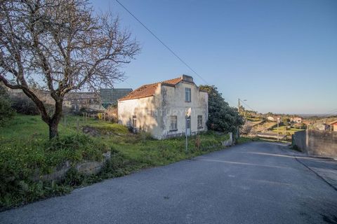 Traditional house inserted in a total area of 2585 m2, at Rua Olhos de Água, 5, Brenha, parish of Alhadas. Two-storey dwelling house: ground floor, attic, outbuildings and patio and cultivated land. The villa has an entrance hall, living room, 2 bedr...
