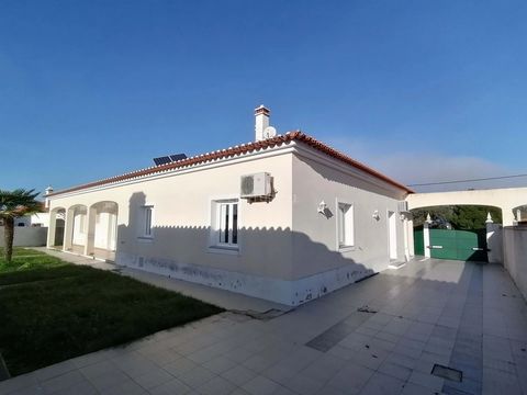 In the heart of the Alentejo in Foros Da Fonte Seca, Redondo, I present to you this magnificent 4-bedroom villa with 673 m2 of covered area. The villa is arranged as follows: Outside entrance porch; entrance hall with wardrobe for storage; corridor w...