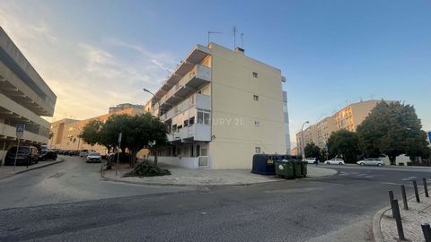 *PROPERTY OCCUPIED* Investment opportunity if what you are looking for is profitability and appreciation! This 3-room apartment is located on the 3rd floor of a 4-storey building. Located in Rua do Moinho, Setúbal, in a residential area, close to sho...