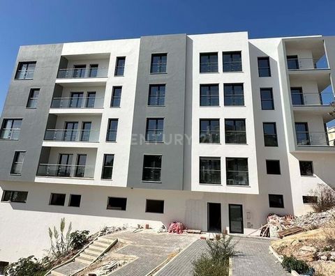 New two-bedroom flats in the Moinho do Guizo Urbanisation This development was born in a quiet area of the municipality of Amadora, where you can also find various types of commerce, services and a children's playground in front of the development. Y...