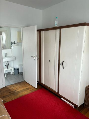 This charming apartment offers you a comfortable and cozy home in the middle of the vibrant city of Cologne. With an area of 70 square meters, it has one bedroom with a double bed and another bedroom with a single bed, perfect for families or shared ...