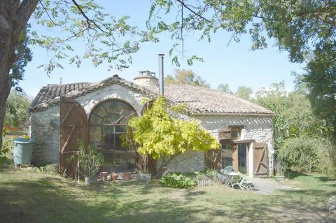 In the middle of nature, this magnificent character property has been well restored. The main house, is 183 m², and you enter into a fabulous hall illuminated by a glass roof. There is a dining room with stone fireplace, kitchen, 2 master bedrooms, s...
