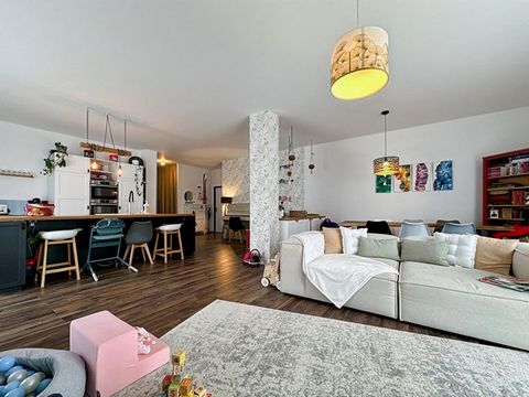 Excellent compromis entre appartement et maison de 139 m² avec jardin privatif, garage et parking à moins de 30 minutes de Genève de 2020. Offrez-vous un cadre de vie idyllique à proximité de Genève avec ce loft d'exception de 139 m² en rez-de-jardin...