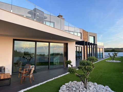 Perched on the cliffs of Portugals Silver Coast, overlooking the Berlengas Islands, Vila Boa Vista offers unparalleled sea views and represents the epitome of modern luxury living. This private oasis is nestled in the countryside between the two vibr...