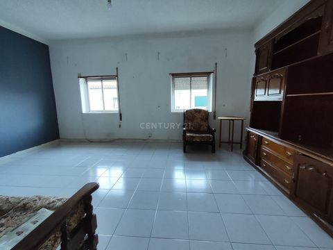 In the beautiful village of Penamacor we have this excellent opportunity available to you, a 3 bedroom apartment ready to live in with a backyard. Ground floor apartment consisting of 3 bedrooms, 1 very spacious living room, a bathroom, kitchen and a...