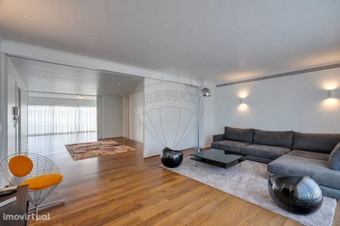 Apartamento T4 | Condominio Alcantara Rio | Luxo Desfrute de uma vida de luxo e conforto neste espetacular apartamento T4, situado no último andar do condominio 