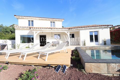 CANAT & WARTON Golfe de Saint Tropez, presenteert deze prachtige moderne en gerenoveerde villa in Cavalaire met een oppervlakte van 140 m2, gebouwd op een perceel van 593 m2. Het biedt een prachtig uitzicht op de omliggende heuvels en de zee. Bij het...