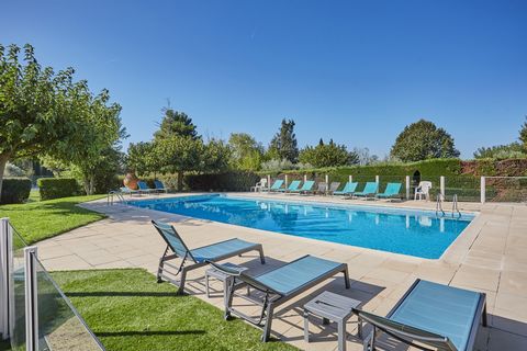 In exclusivity, superb atypical T3 duplex with a surface area of 102 m2 (78 m2 Carrez law) in one of the most beautiful residences of Aix-en-Provence North sector, 5 minutes from the Cours Mirabeau by car. On 2 hectares of garden, with swimming pool,...
