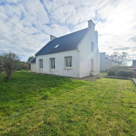 Lesneven Immobilier is pleased to present this charming detached house from the 1970s. Ideally located five minutes from the centre of Lesneven, this 120m2 house is composed of a living room and a living room that can be opened up to offer a large li...