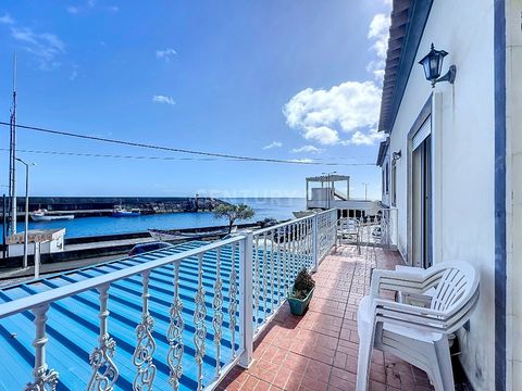 We presenteren een volledig gerenoveerd huis in uitstekende staat, gelegen aan het water, met een balkon dat een adembenemend uitzicht biedt op de vissershaven. Deze eigenschap bestaat uit twee autonome fracties: fractie A bestemd voor commercieel ge...