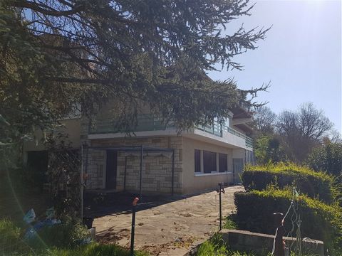 LARGE ARCHITECT 1970'S VILLA ON 2 LEVELS, WITH UNINTERRUPTED VIEWS TO THE PYRENEES MOUNTAINS A short walking distance to the centre of an active village with facilities, restaurants and primary school, and backing the remparts, the villa is surrounde...