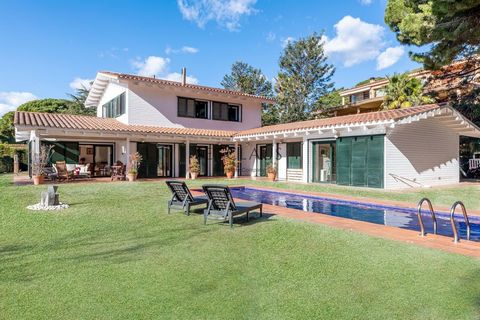 Detached Villa in Sant Vicenç de Montalt, with 4.445.532 ft2, 4 rooms and 5 bathrooms, Swimming pool, 2 Garage space, Storage room and Air conditioning. Features: - Air Conditioning - SwimmingPool - Garage