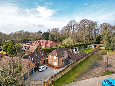 Fine and Country is delighted to present this stunning 3/4-bedroom family home, a haven for golf enthusiasts. Situated adjacent to the esteemed Uxbridge Golf Course, this residence graces the prestigious avenue, The Drive. With an array of outstandin...
