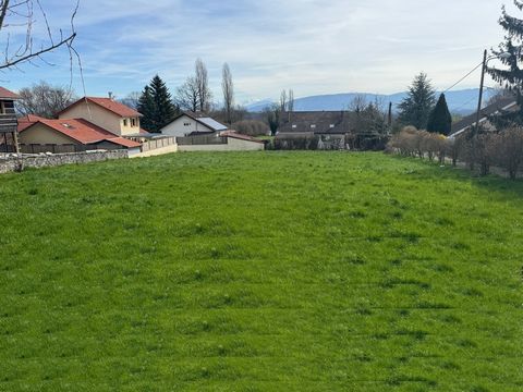 Thoiry 01710, fenières sector, very nice land of 947 m2 free builder with viabilities nearby. The land is in the Ugm1 zone: The maximum footprint of buildings is 25% of the area of the land unit. The maximum allowable roof drain height is 9m. The max...