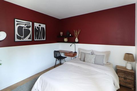 Cosy room to rent in Saint-Denis! Discover this 13m² bedroom, nestled in the heart of an 82m² flat. Painted in a soothing mix of white and wine red, it exudes both warmth and energy. Rented fully furnished, it offers a pleasant setting with an office...