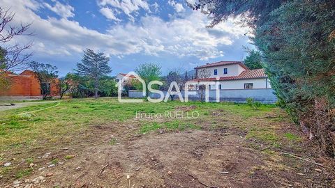 In Maureillas-Las-Illas, between Le Boulou and Céret, and close to the Spanish border, I offer you this 4-sided building plot of 760 m². The plot is located in a residential area, and has the advantage of being serviced. Would you like to enjoy the g...