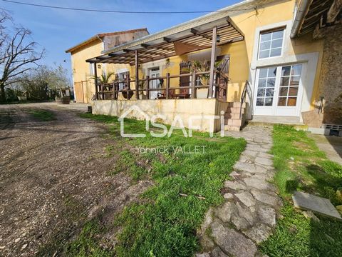 Situated in Ribérac (24600), this property enjoys a charming, peaceful setting, ideal for lovers of nature and peace and quiet. The town offers a picturesque setting with lively local markets and a variety of shops. This spacious 240 m² house, set in...