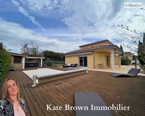 Kate Brown vous présente cette belle maison avec suite parentale au RDC et 3 chambres à l'étage de 166.61 m2 sur son beau tènement de 1000 m2 avec piscine et pool-house ! Construction de 2005 dans une impasse tranquille La pièce de vie de 44.54 m2 ne...